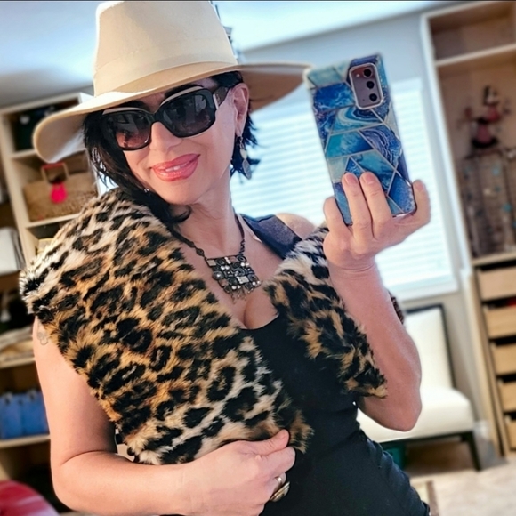 Elegant faux fur thick scarf - Picture 3 of 16